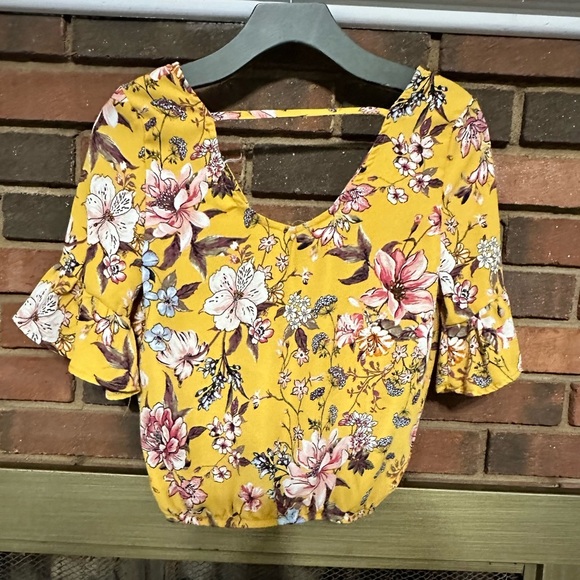 🛍️ cute floral crop top with excellent condition. - Picture 3 of 6